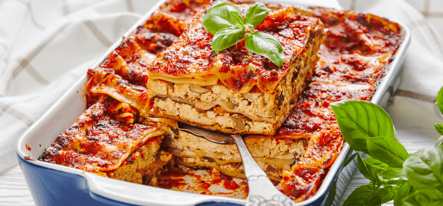 Wegetarianska lasagne wyjęta z piekarnika