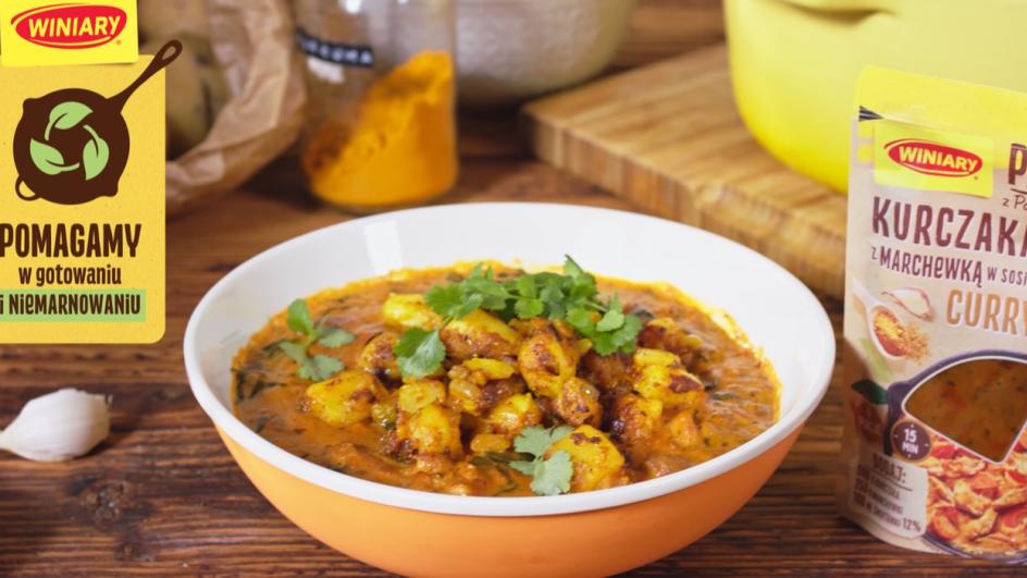 Curry z kurczakiem i smażonymi ziemniakami
