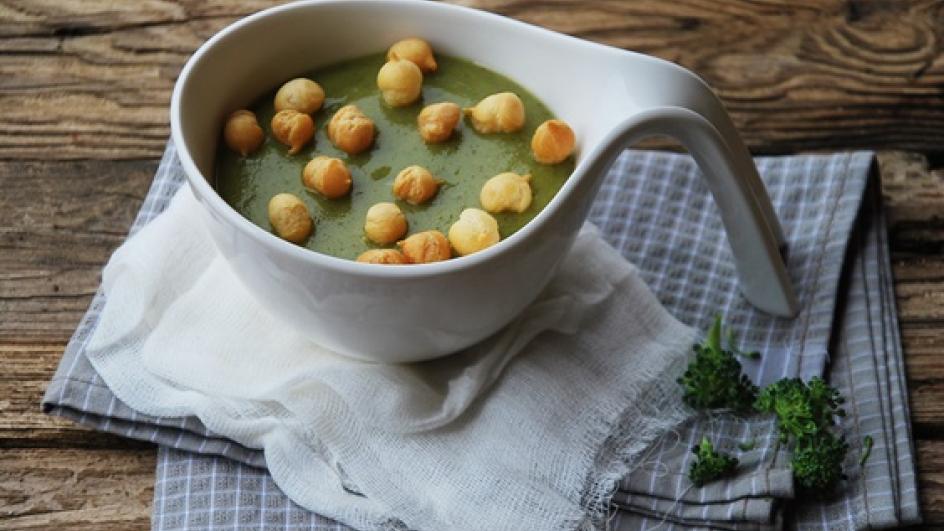 Kremowa zupa z brokułów z groszkiem ptysiowym