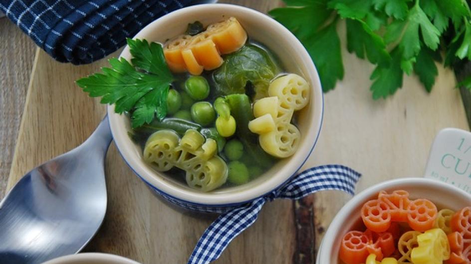 Zielona zupa jarzynowa z brukselką i makaronem
