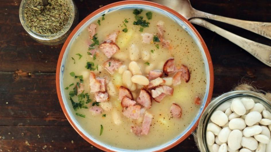 Zupa fasolowa tradycyjna z boczkiem i kiełbasą