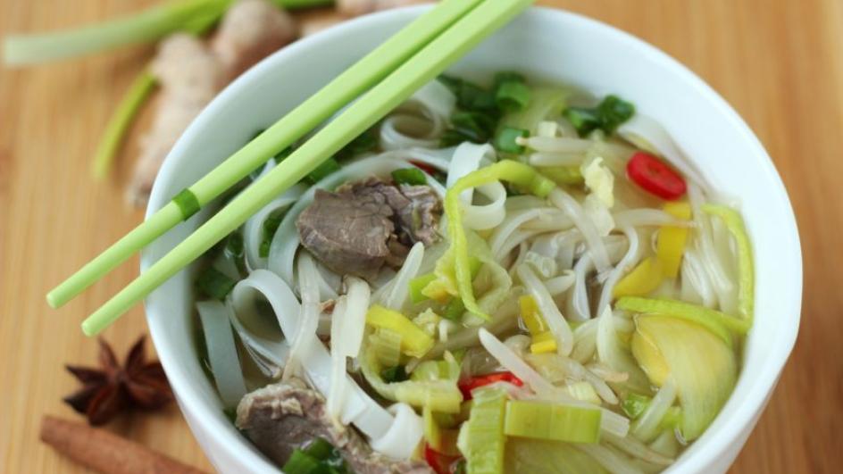 Zupa wietnamska z wołowiną i makaronem ryżowym