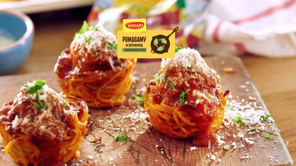 Spaghetti inaczej: makaronowe foremki z pulpecikami i sosem pomidorowym