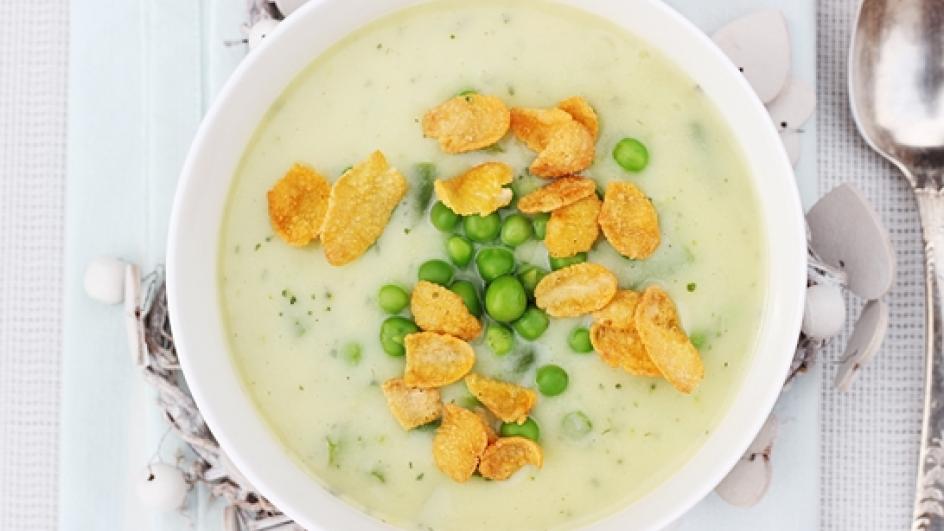 Zielona zupa z groszkiem, cukinią i płatkami kukurydzianymi