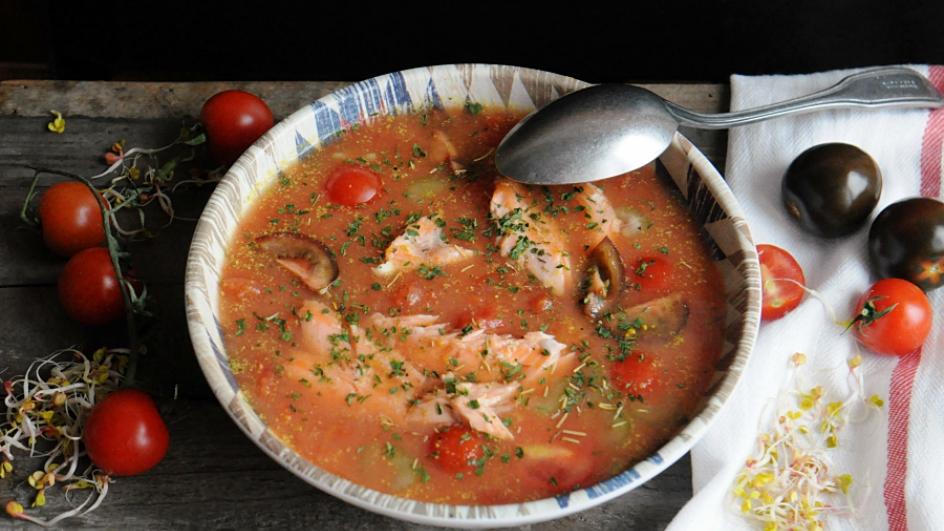 Zupa z łososia z pomidorami