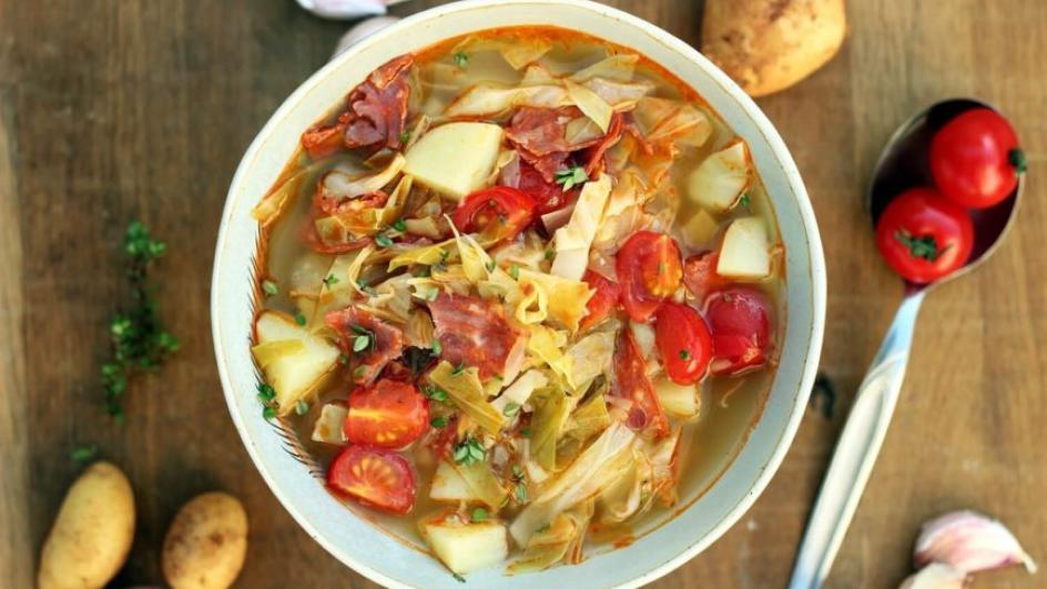 Zupa z młodej kapusty ze smażonym chorizo i pomidorami