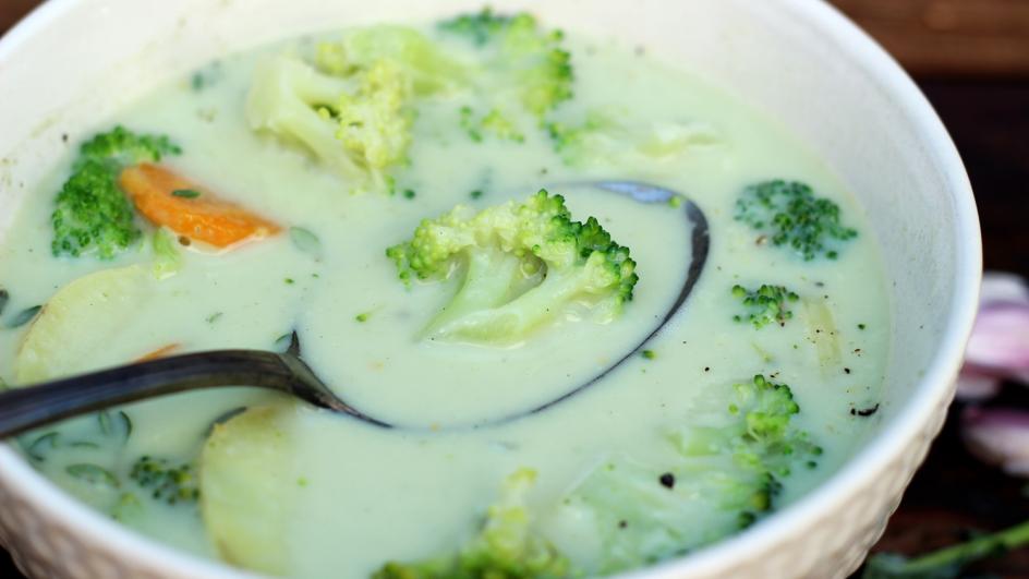 Wiosenna zupa brokułowa z serkiem topionym