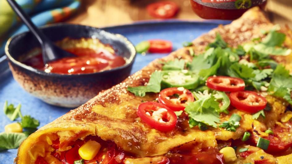 Omlet tex-mex z papryką, szynką, pomidorami i kukurydzą