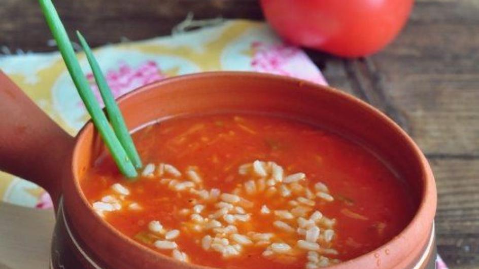 Pikantna zupa pomidorowo-paprykowa z ryżem