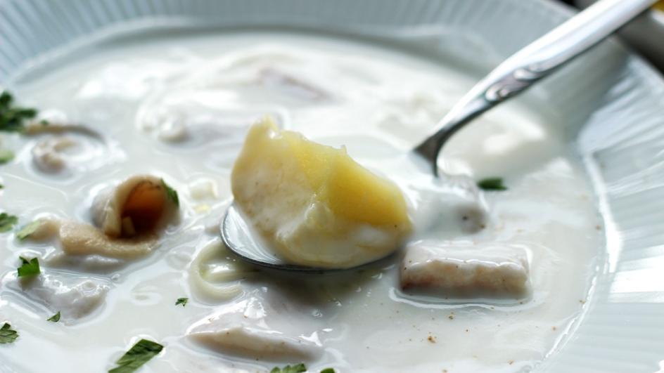 Zupa śledziowa podawana na zimno z gorącymi ziemniakami