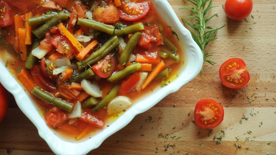 Zupa z zielonej fasolki szparagowej z pomidorami i estragonem
