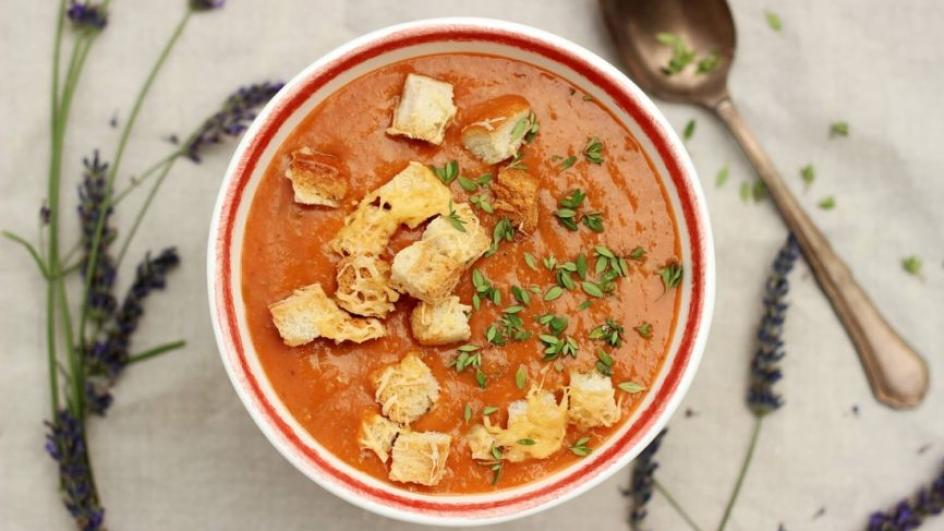 Zupa pomidorowa krem z selerem naciowym i grzankami serowymi