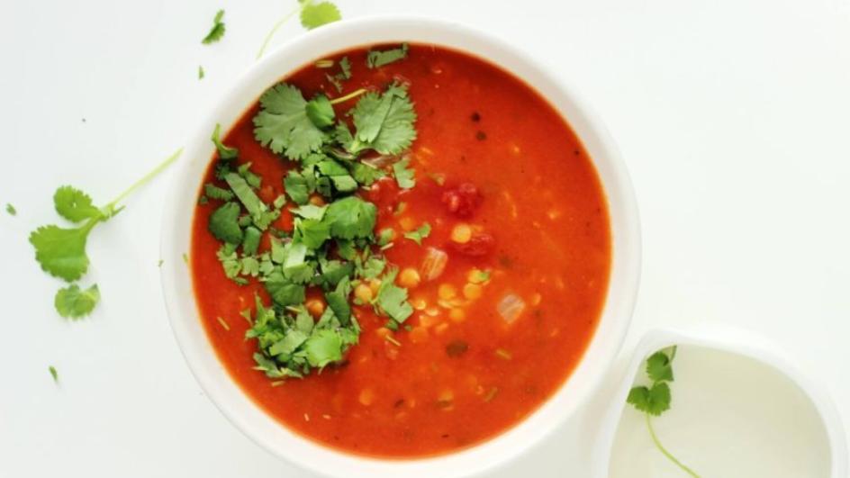 Pikantna zupa z soczewicy z chili, pieczonym czosnkiem i kolendrą