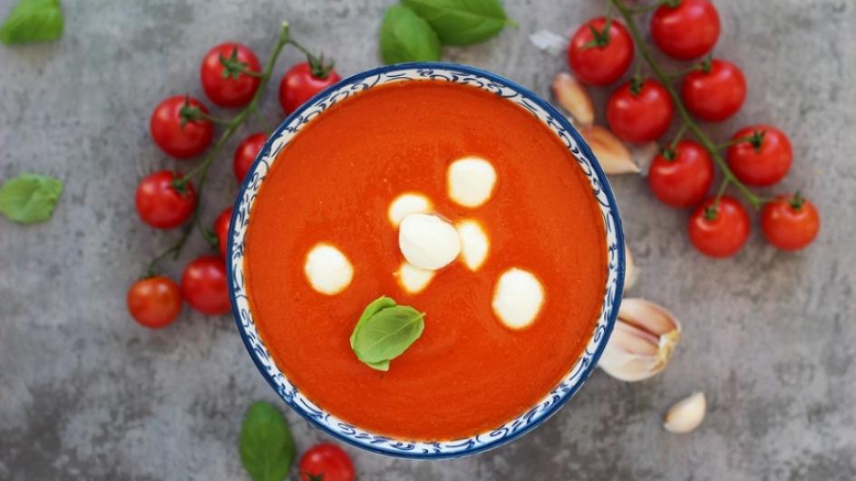 Zupa pomidorowa krem z pieczonym czosnkiem, mozzarellą i świeżą bazylią