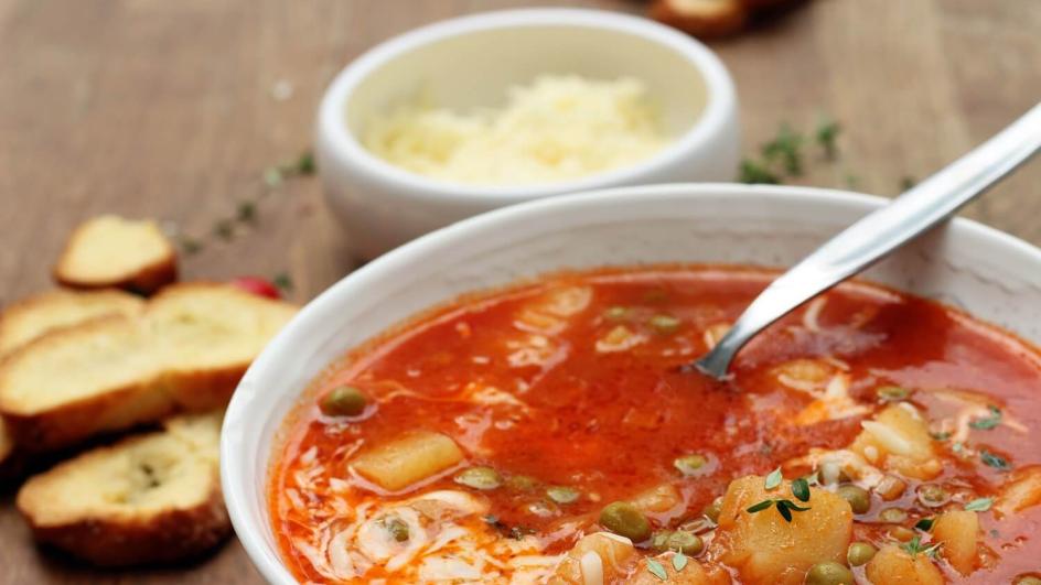 Zupa solferino z serem mozzarella i grzankami