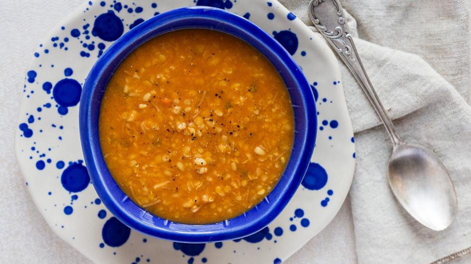 Wegańska zupa z soczewicy z kaszą bulgur i przecierem pomidorowym