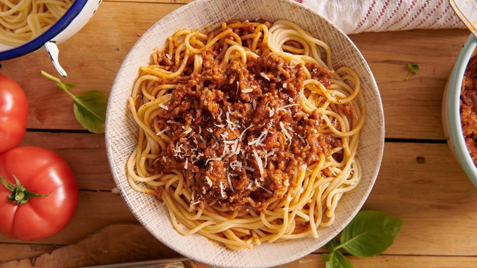 Spaghetti z mięsem i sosem pomidorowym