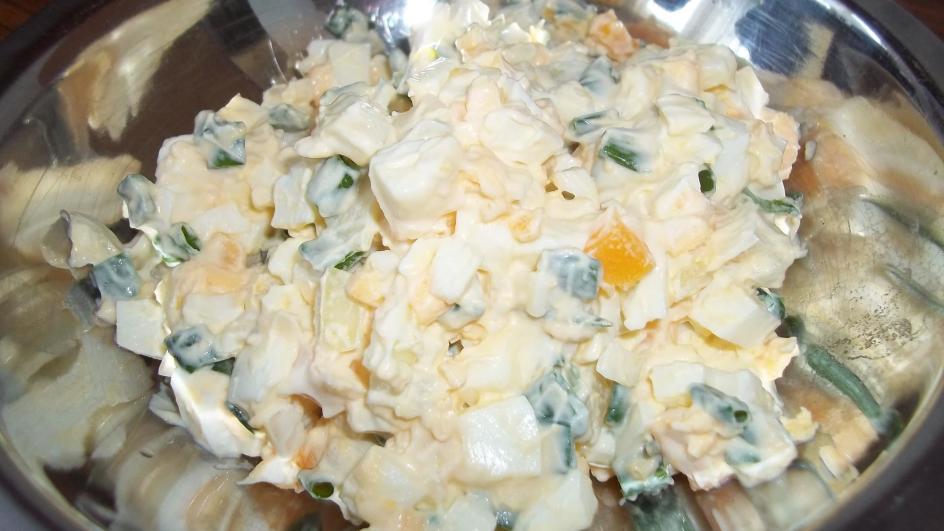 Sałatka z jajkami i cebulą
