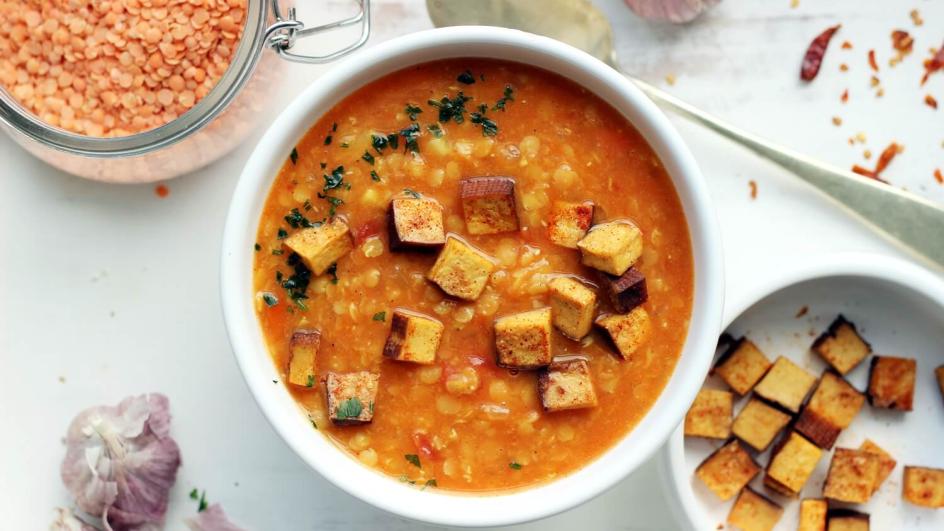 Wegańska zupa z soczewicy czerwonej z wędzonym tofu, czosnkiem i imbirem