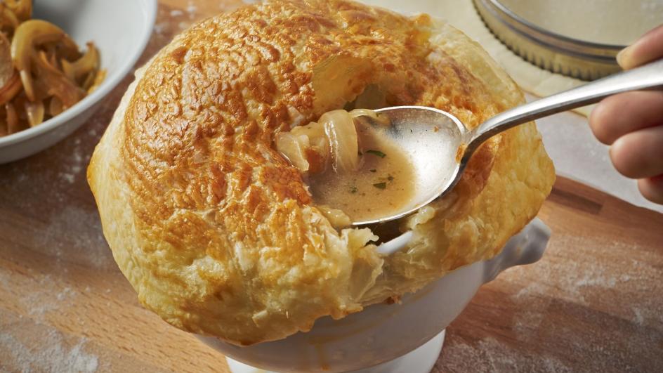 Zupa grzybowo-cebulowa zapiekana pod pierzynką z ciasta francuskiego