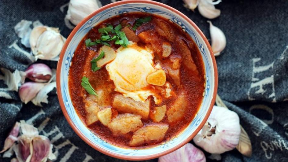 Sopa de ajo – hiszpańska zupa czosnkowa