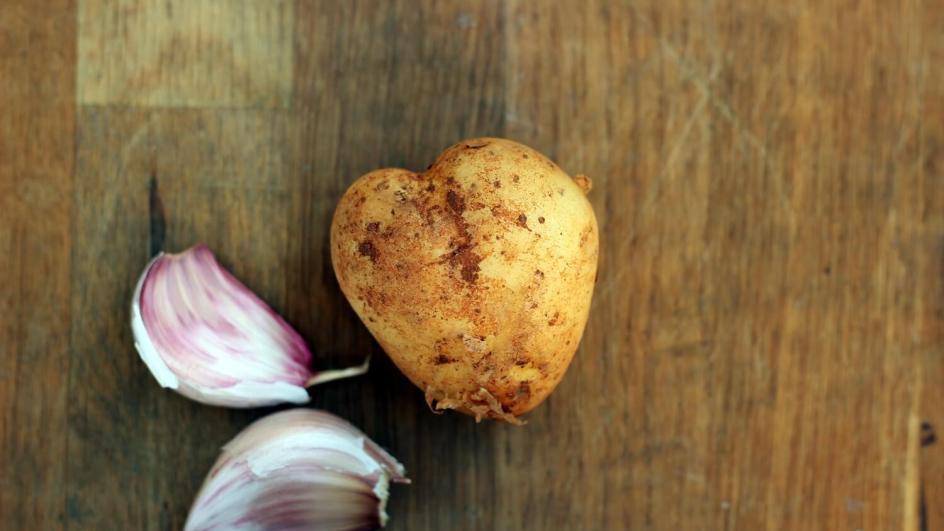 Zupa z młodej kapusty ze smażonym chorizo i pomidorami