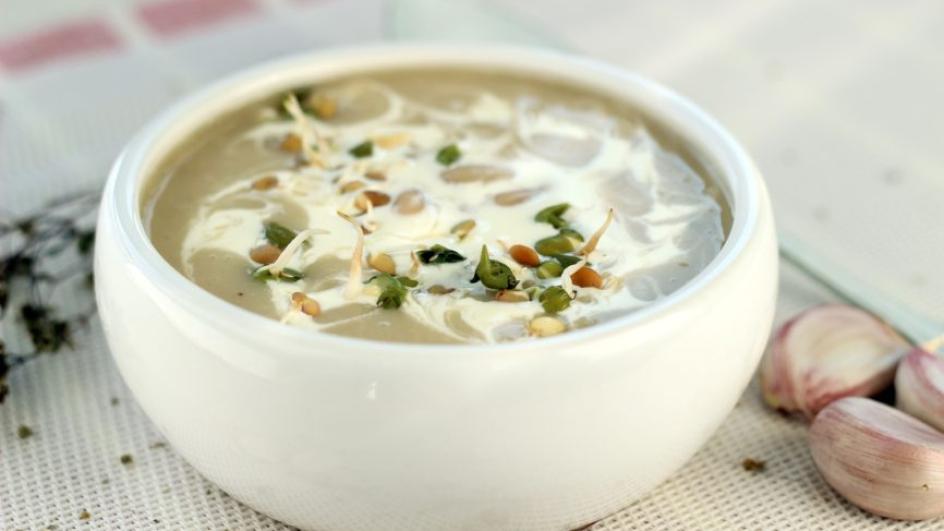 Zupa z białej fasoli z białymi warzywami i kiełkami