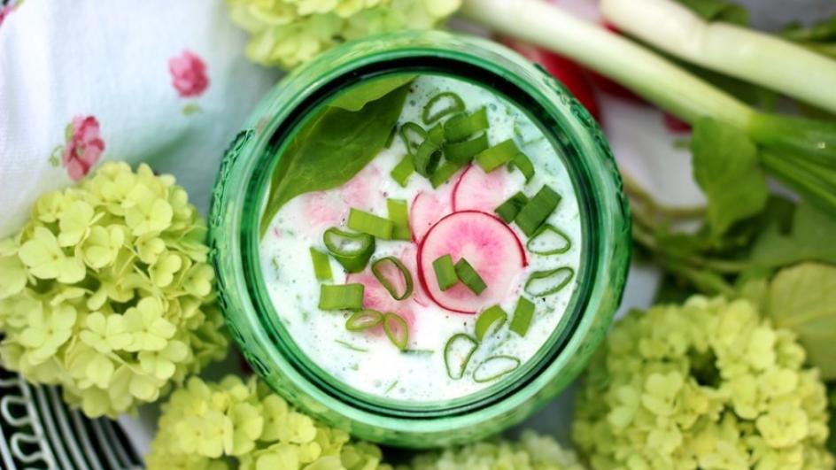 Zupa szpinakowa – chłodnik z ogórkiem, rzodkiewką i ziołami