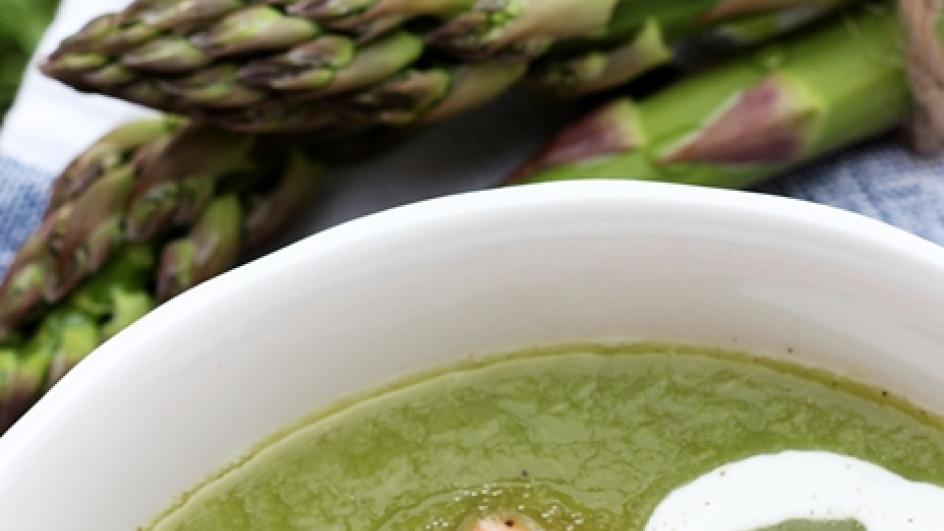 Zupa szparagowa – krem z zielonych szparagów z pieczonym łososiem