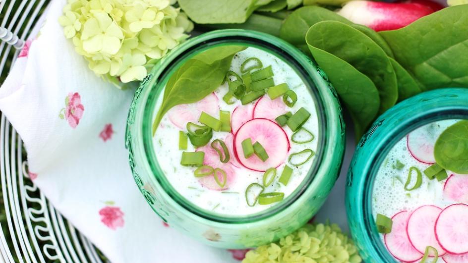 Zupa szpinakowa – chłodnik z ogórkiem, rzodkiewką i ziołami