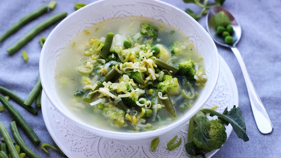 Zielona zupa z pora z fasolką szparagową, groszkiem i brokułami