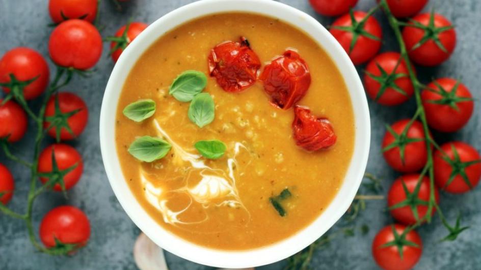 Zupa pomidorowa bez mięsa z soczewicą, pieczonym czosnkiem i pomidorkami