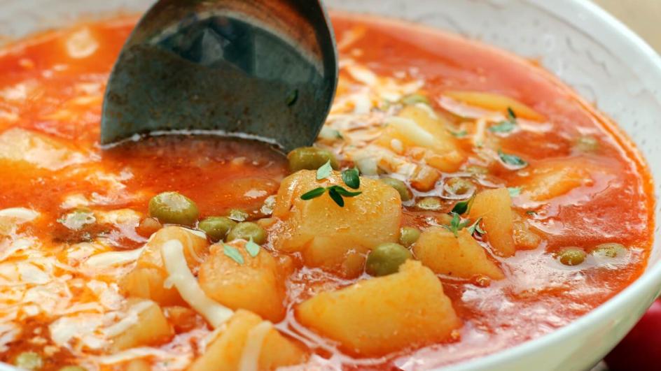 Zupa solferino z serem mozzarella i grzankami