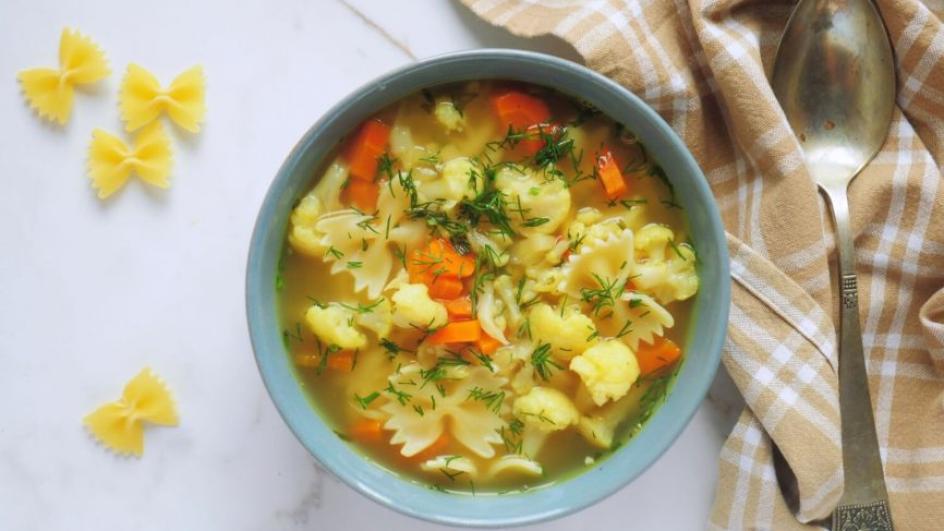 Zupa kalafiorowa na rosole z makaronem