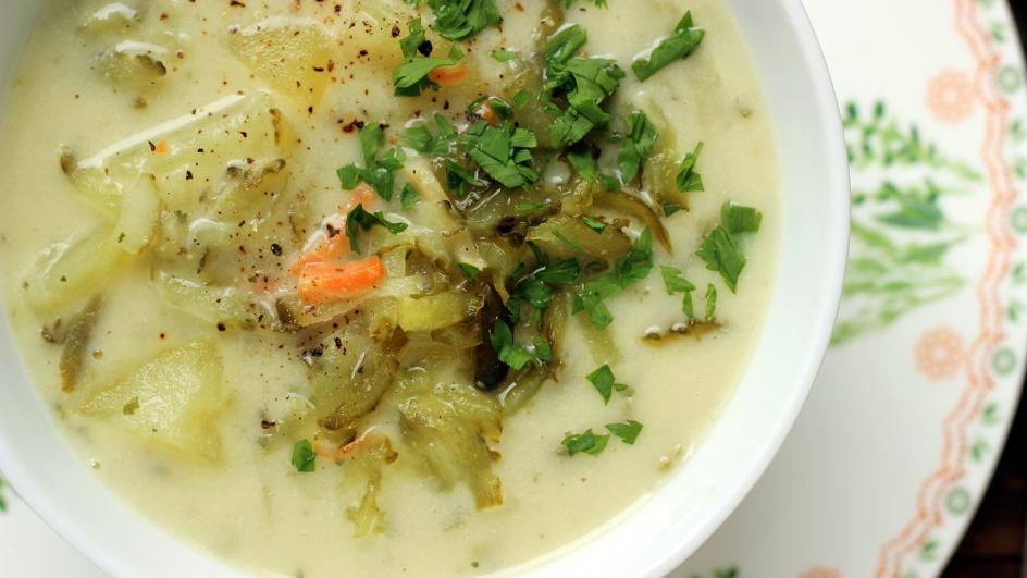 Zupa ogórkowa bez mięsa z ziemniakami