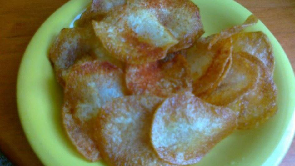 Domowe paprykowe chipsy z młodych ziemniaków