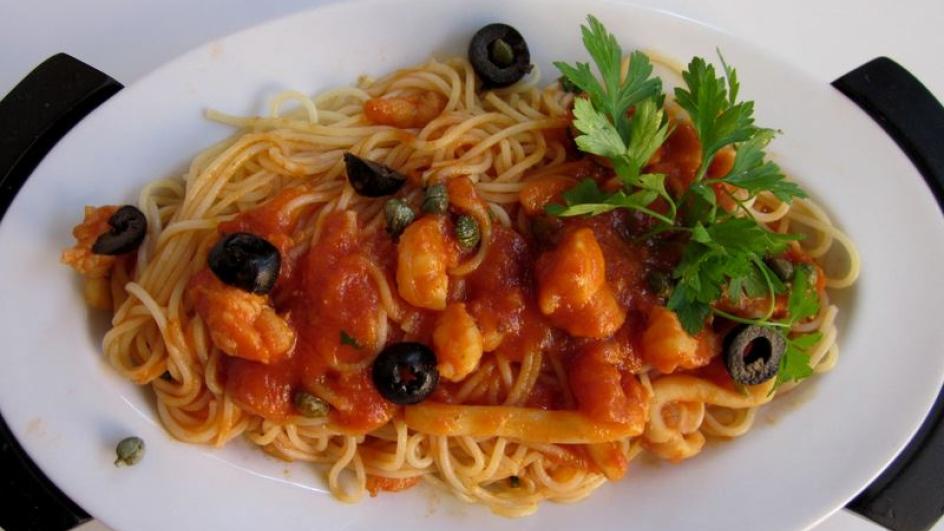 Spaghetti  z owocami morza w pomidorach