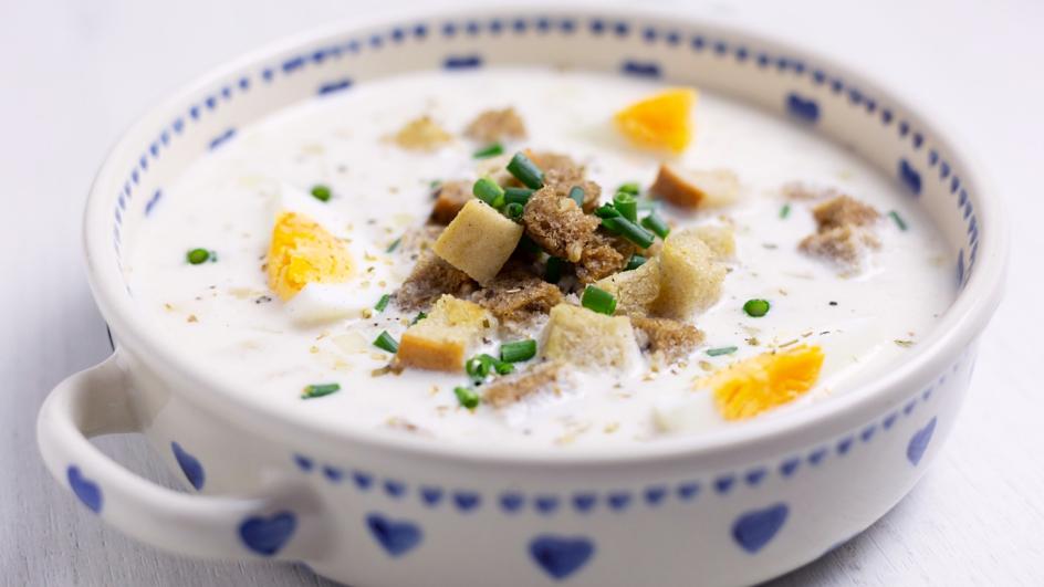 Zupa chrzanowa na rosole z jajkiem, grzankami i majerankiem