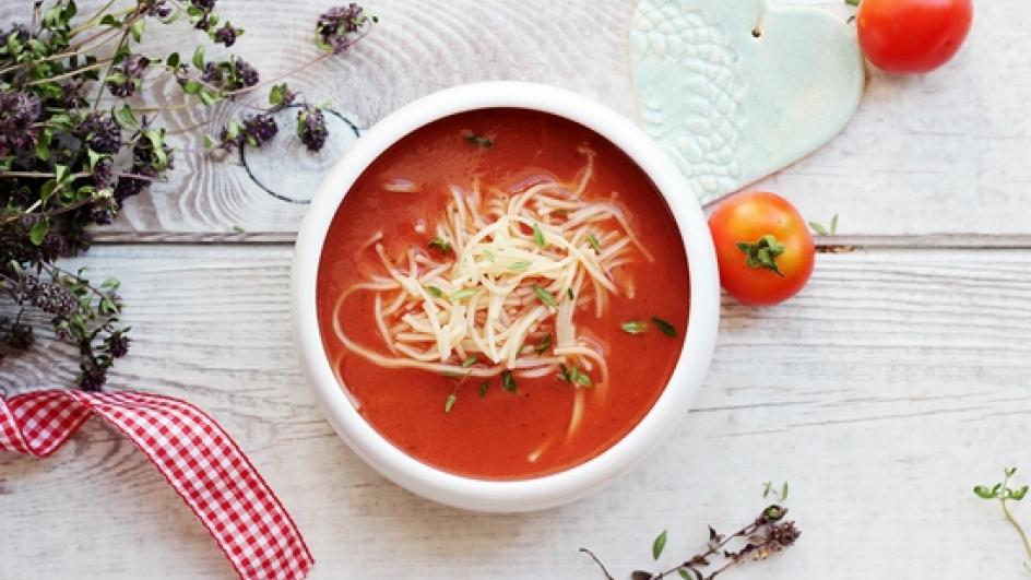Zupa pomidorowa ze świeżych pomidorów z bazylią i dziko rosnącą macierzanką