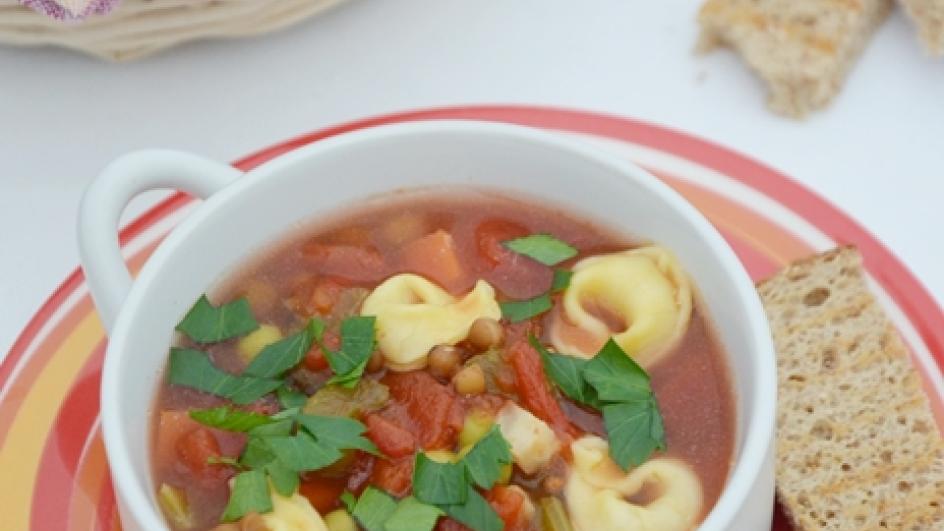 Rozgrzewające minestrone z serowym tortellini