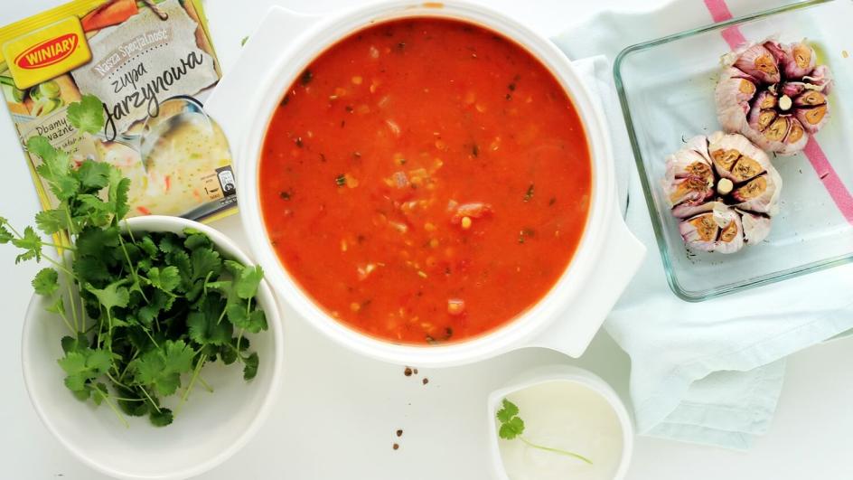 Pikantna zupa z soczewicy z chili, pieczonym czosnkiem i kolendrą