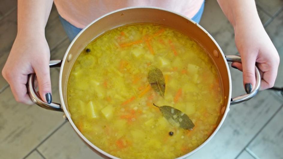 Zupa ziemniaczana krem z roladkami z boczku z suszoną śliwką