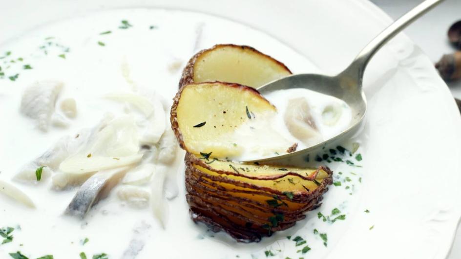 Zupa śledziowa z ziemniakami w mundurkach z piekarnika
