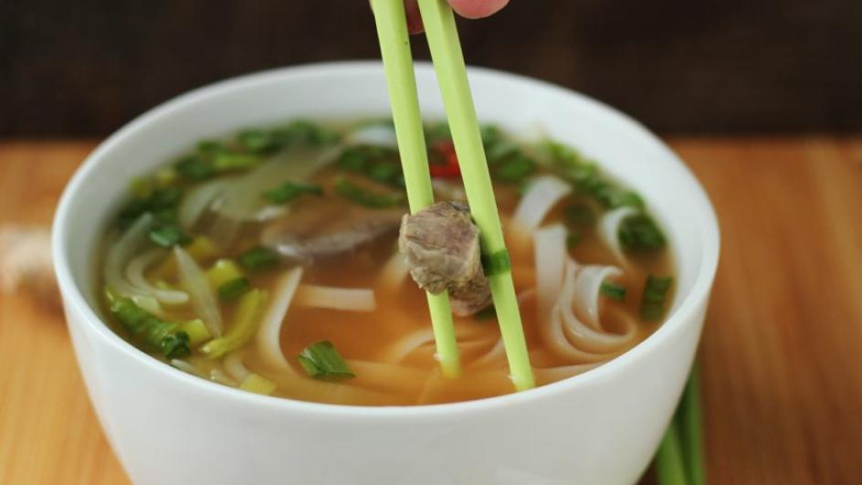 Zupa wietnamska z wołowiną i makaronem ryżowym