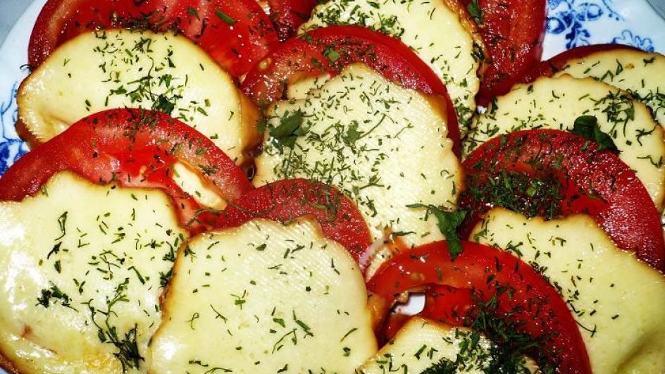 Zapiekany oscypek z pomidorem