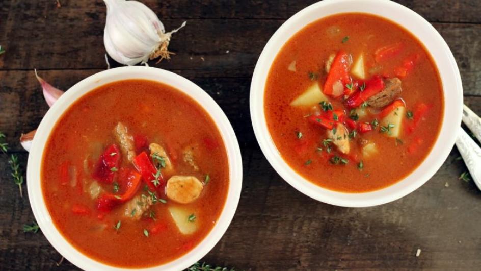 Zupa gulaszowa z kminkiem i pieczoną papryką