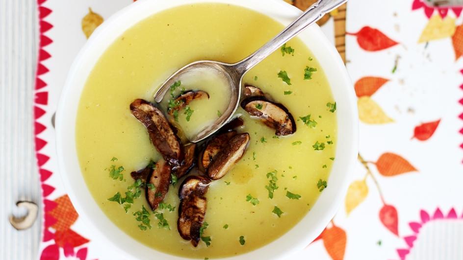 Kremowa zupa ziemniaczana przyprawiona grzybami
