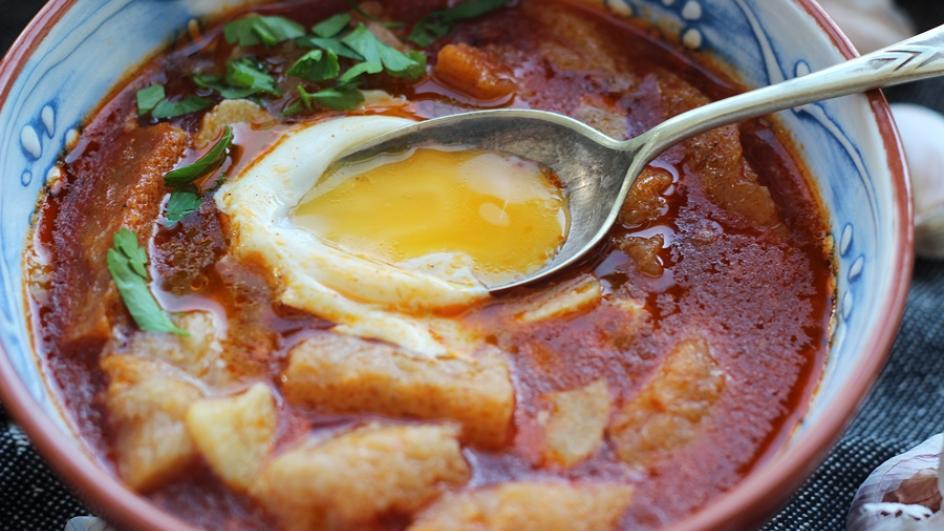 Sopa de ajo – hiszpańska zupa czosnkowa