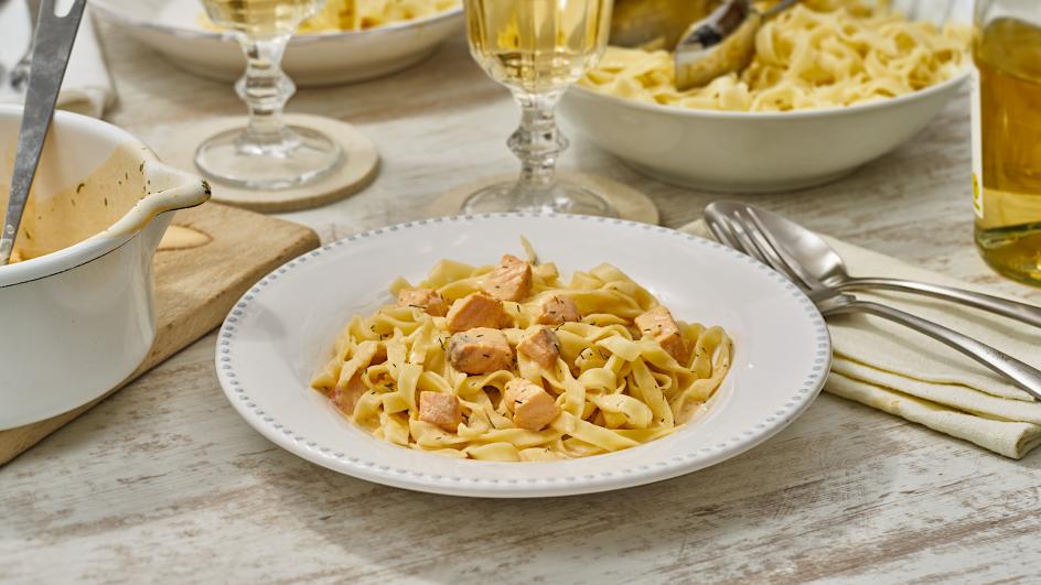 Tagliatelle w sosie łososiowo-śmietanowym