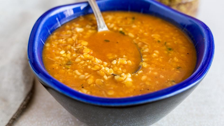 Wegańska zupa z soczewicy z kaszą bulgur i przecierem pomidorowym